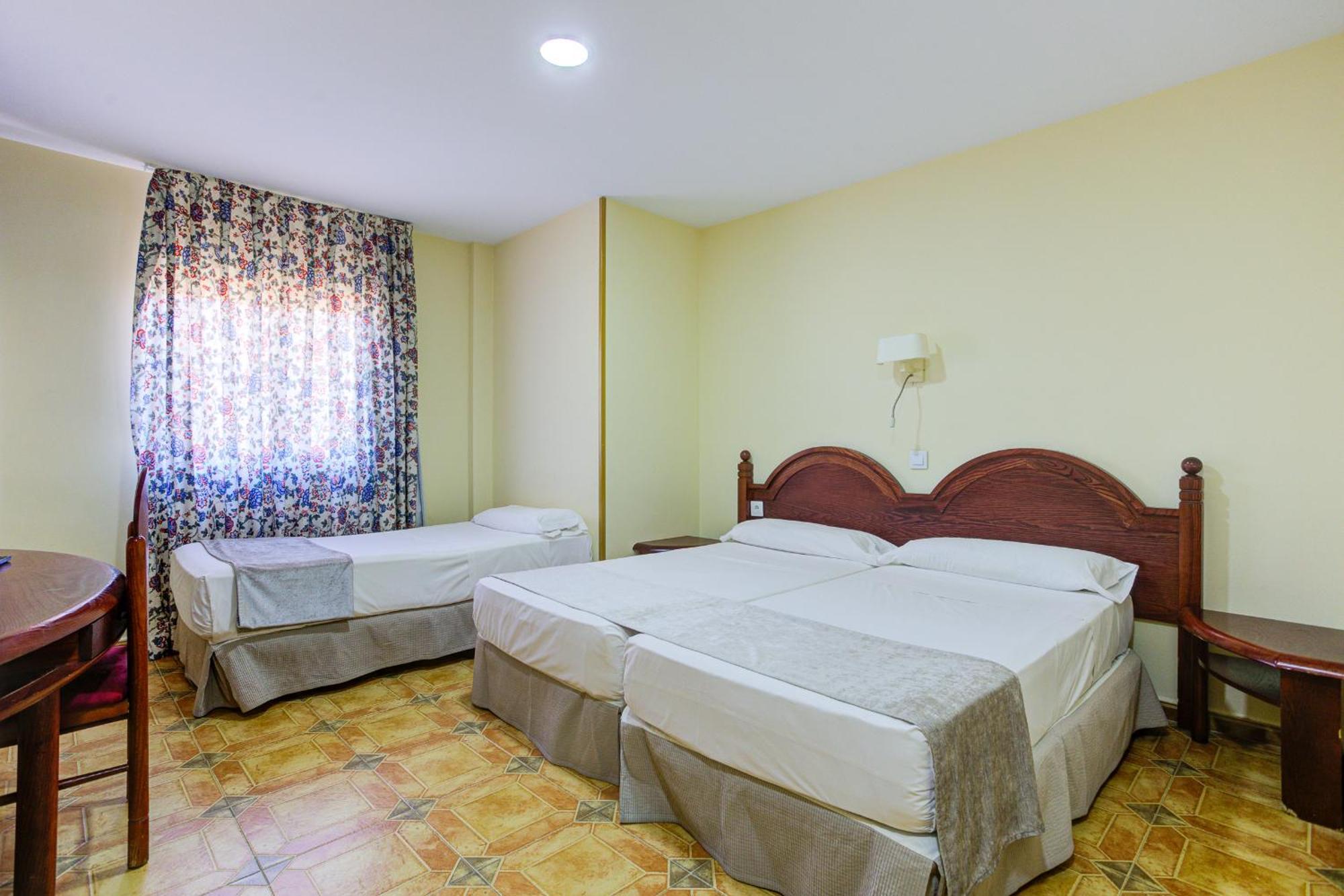 Hotel Pizarro Уманес-де-Мадрид Экстерьер фото