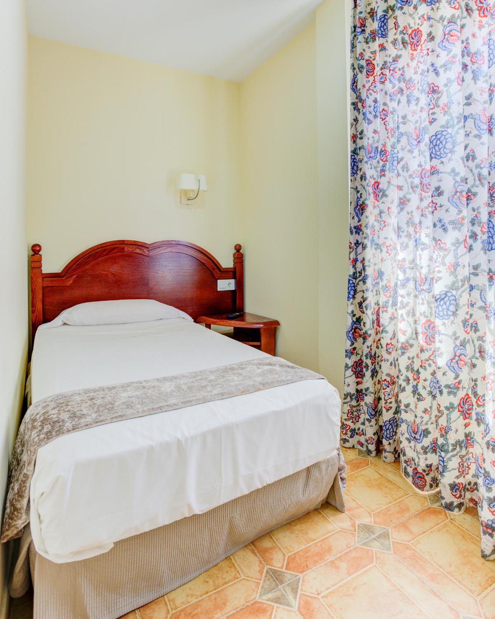 Hotel Pizarro Уманес-де-Мадрид Экстерьер фото