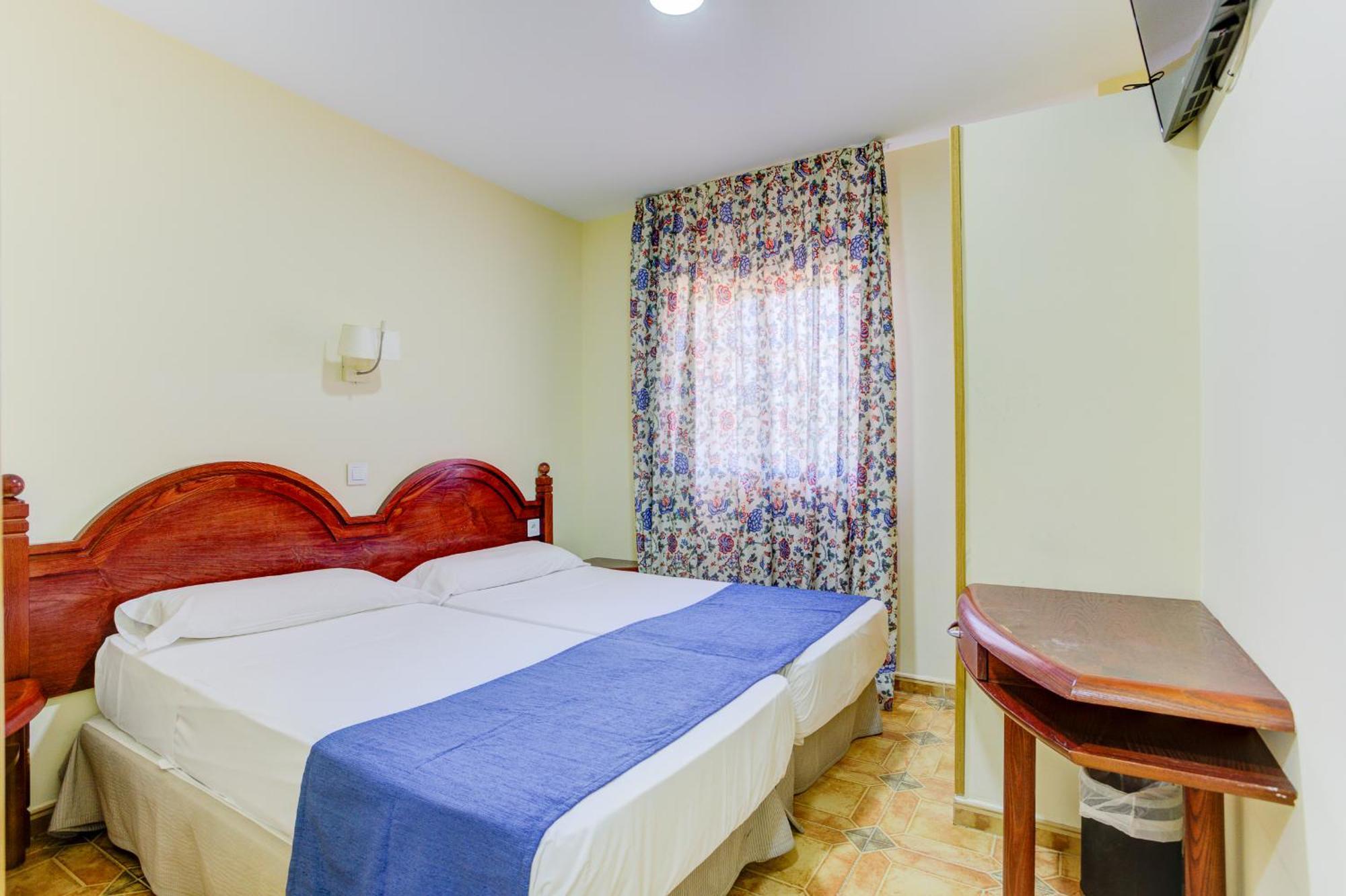 Hotel Pizarro Уманес-де-Мадрид Экстерьер фото